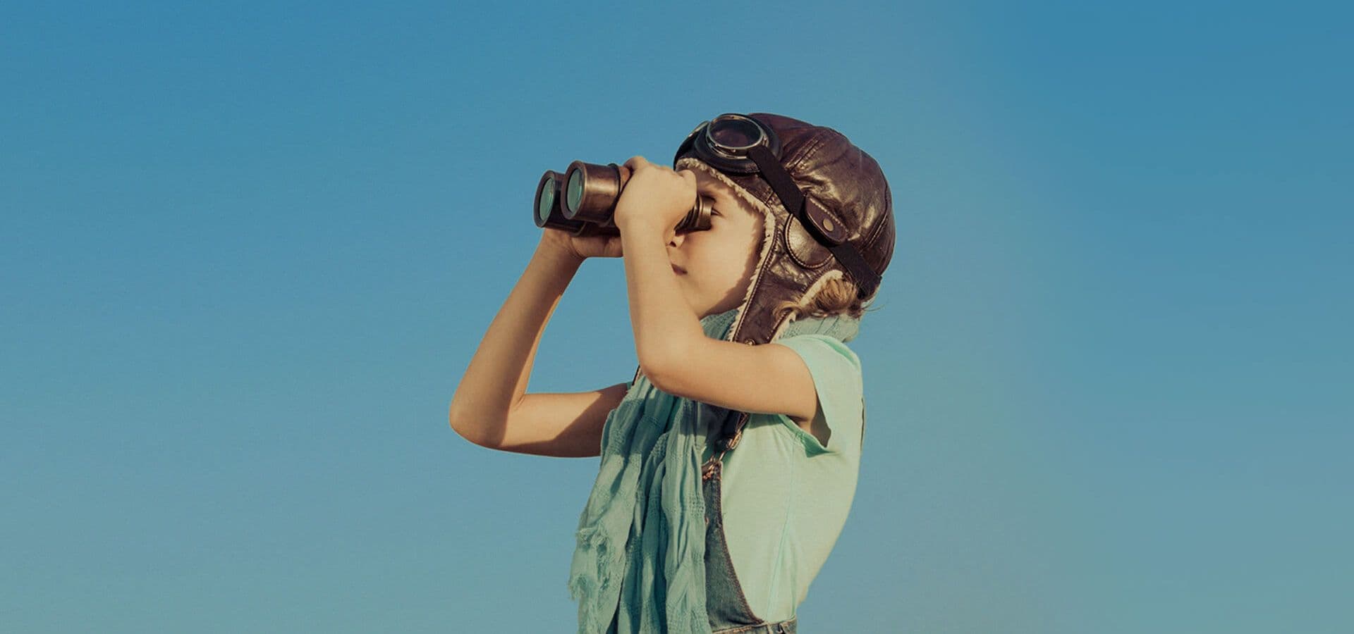 Niño mirando con unos prismáticos